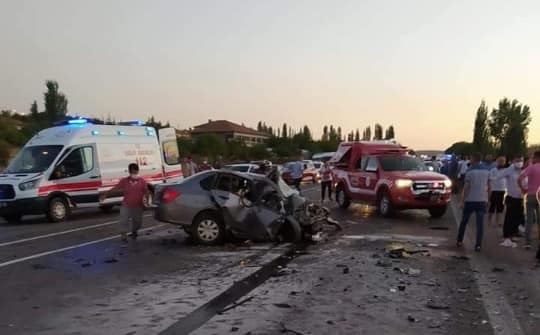 Doğanşehir'da İki otomobil kafa kafaya çarpıştı 1 ölü 2 yaralı