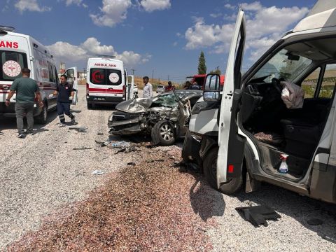 Doğanşehir'de Kafa kafaya çarpışan araçlarda 4 kişi yaralandı