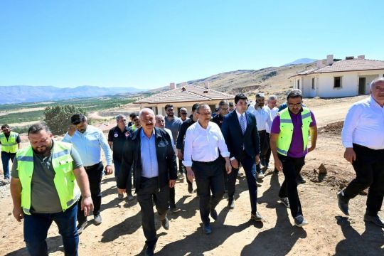 Vali Seddar Yavuz, Doğanşehir’deki Yapımı Devam Eden Köy Konutları ve Çoklu Kalıcı Deprem Konutların